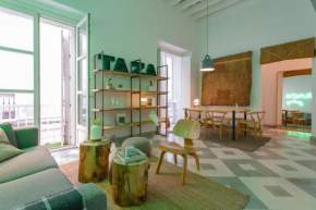 The QUEEN's Designer Apartment by Cadiz4Rentals